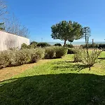 Bord De Avec Acces Plage, Piscine, Jacuzzi, 1 Chambre, Animaux Admis, Parking Inclus - Fr-1-194-253